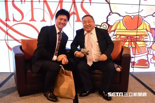 中職/威助扮聖誕老公 與林太太同樂