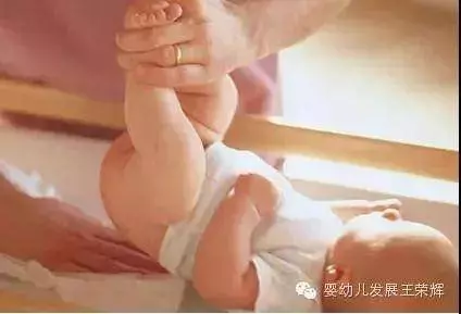 這樣換尿布,容易傷寶寶脊椎,大多的爸媽都中招了