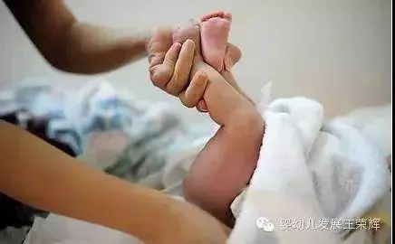 這樣換尿布,容易傷寶寶脊椎,大多的爸媽都中招了