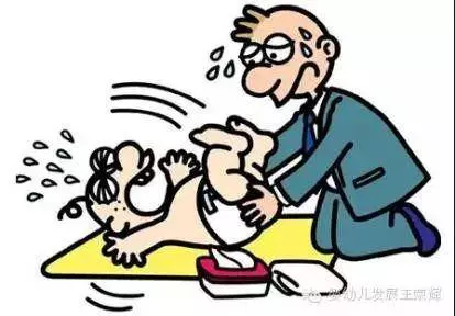 這樣換尿布,容易傷寶寶脊椎,大多的爸媽都中招了