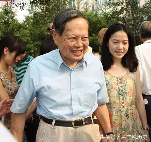 他「82歲時娶28歲嫩妻」轟動社會!沒人看好卻相伴13年,95歲的他說:「我死後你可以...」