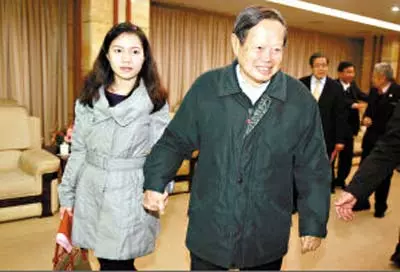 他「82歲時娶28歲嫩妻」轟動社會!沒人看好卻相伴13年,95歲的他說:「我死後你可以...」