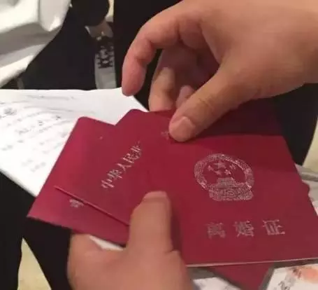 離婚後發現自己懷孕,瞞著前夫生下兒子,兒子滿月回前夫家時蒙掉