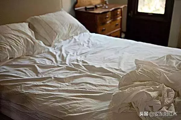兒媳伺候癱瘓婆婆八年,忘帶手機提前回家,推開門她含淚報警!