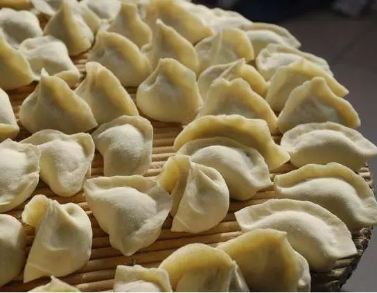 小姑子兩口子來蹭餃子,俺給娃藏一碗,接娃回家打開櫥櫃,蒙住