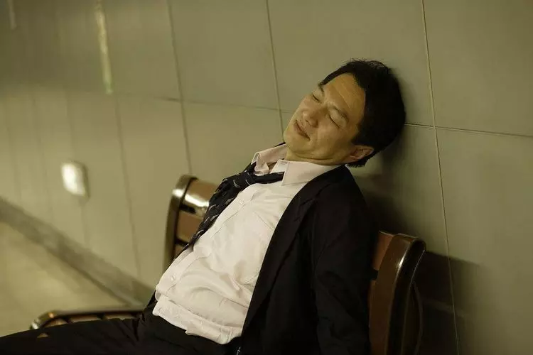 小叔子新婚夜大醉,嫂子無奈送他回屋,可推開門一瞧,直接報了警