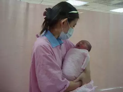 妻子生4個女兒,俺怒趕她走,3年後俺住院,瞥見對面床,俺蒙啦