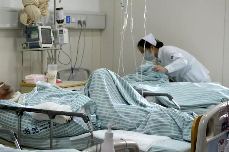 妻子生4個女兒,俺怒趕她走,3年後俺住院,瞥見對面床,俺蒙啦