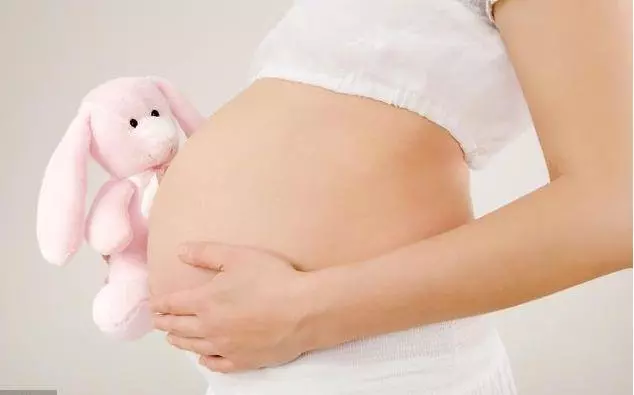 挺著6月大肚照顧骨折的婆婆,去菜市買肉回家偷聽婆婆通話,淚目