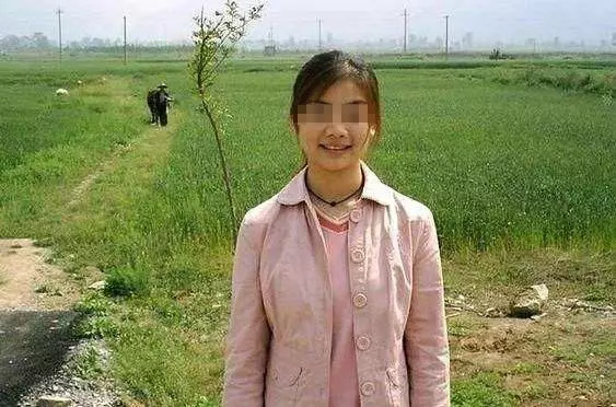 小姑子一來家住,丈夫就去賓館睡,妻子疑惑,偷摸跟去一瞧,淚目