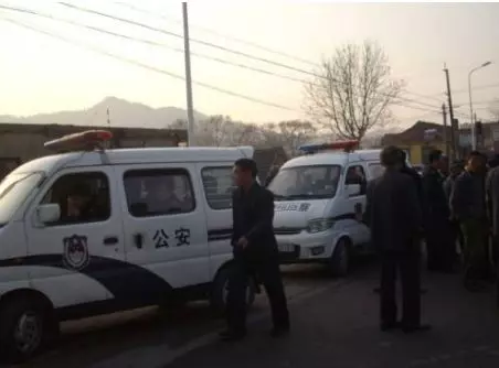老漢給小乞丐一饅頭,次日來三輛警車,被帶上車後老漢當場石化