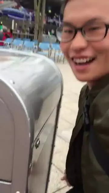 「迪士尼的垃圾桶」被路人給「惹哭」了!台男在迪士尼巧遇「可愛垃圾桶」,沒想到過程爆笑滿點!