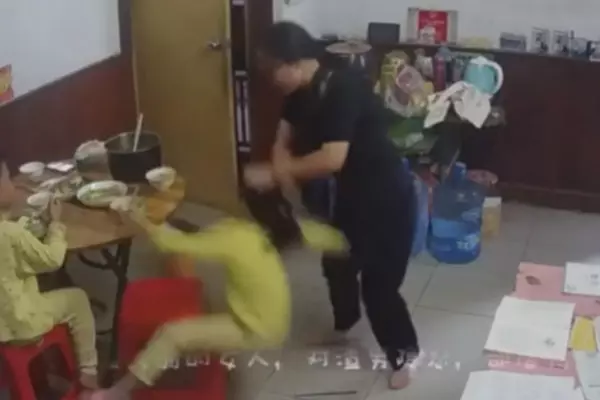 父母虐待小女孩 而她也不哭不鬧不躲,麻木地面對一切暴打