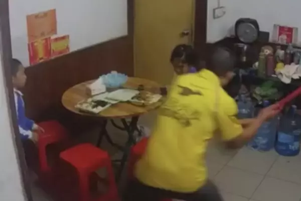 父母虐待小女孩 而她也不哭不鬧不躲,麻木地面對一切暴打