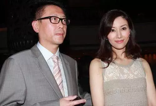 妻子長腿不輸莫文蔚,父親留了棟大樓給他,一年就可收租90多億