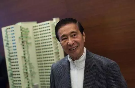 妻子長腿不輸莫文蔚,父親留了棟大樓給他,一年就可收租90多億