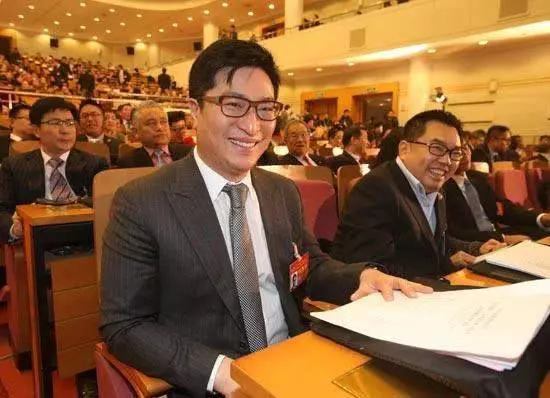 妻子長腿不輸莫文蔚,父親留了棟大樓給他,一年就可收租90多億