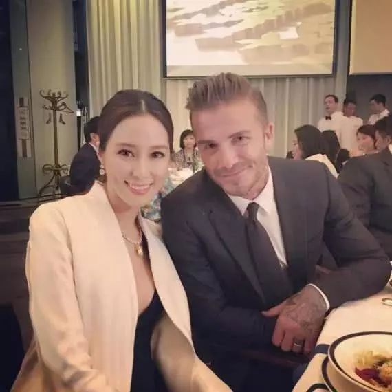妻子長腿不輸莫文蔚,父親留了棟大樓給他,一年就可收租90多億