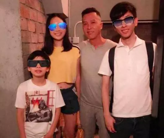 甄子丹首曬和大兒子合照,和弟弟妹妹顏值差距大
