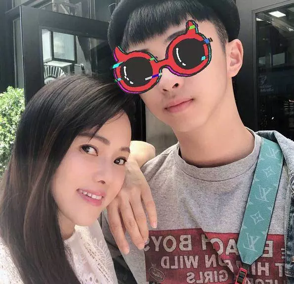 小哈林正面照被曝光,難怪庾澄慶不允許前妻伊能靜公開兒子長相!