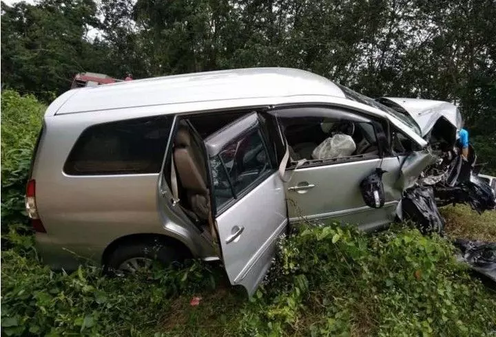 從新加坡返雲冰娘家度假.夫婦車禍死兩子女傷