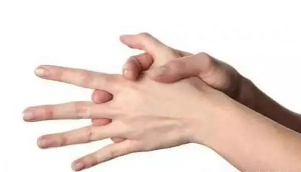 一個動作,讓她不長白髮,不長斑,不失眠