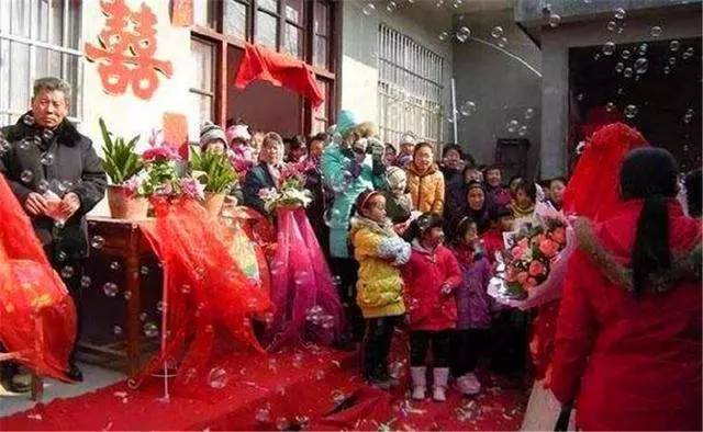 結婚兩年老公和我離婚,三年後回村,他丟盡臉面躲著不敢見我
