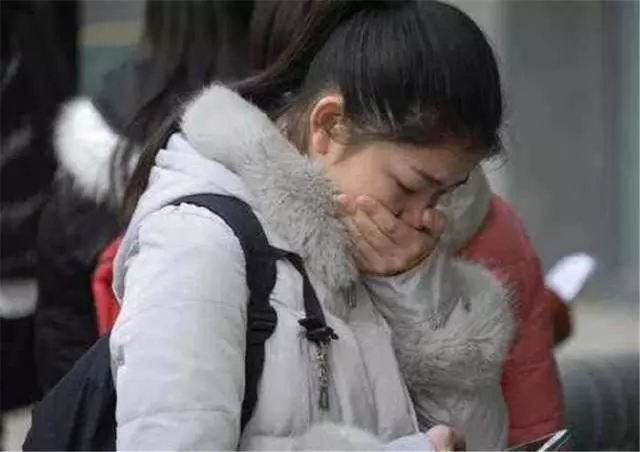 結婚兩年老公和我離婚,三年後回村,他丟盡臉面躲著不敢見我