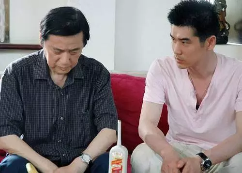 婆家有兩塊地,兩兄弟每人都有一塊,公公說要分房,老公怒罵公婆