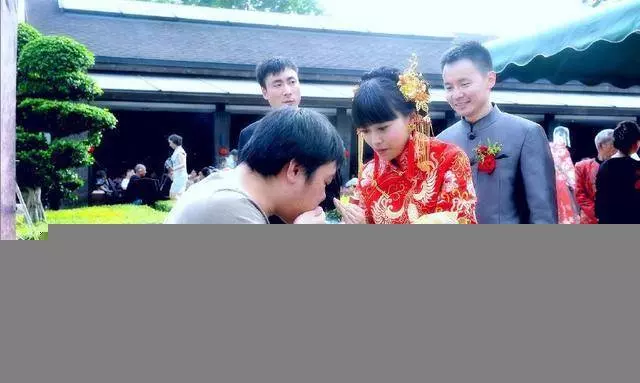 我月入8千,每月給媽2500,結婚時我媽送的嫁妝,兩家人都為難