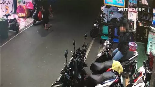 ◤司機逆向又超速!◢遊覽車迎面撞騎士 23歲輕男臉凹慘死