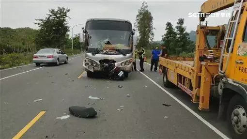◤司機逆向又超速!◢遊覽車迎面撞騎士 23歲輕男臉凹慘死