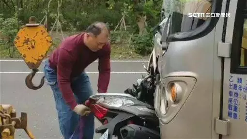 ◤司機逆向又超速!◢遊覽車迎面撞騎士 23歲輕男臉凹慘死