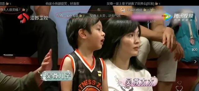 吳尊老婆終於上鏡了,長相普通,抱著兒子max卻引無數誇讚