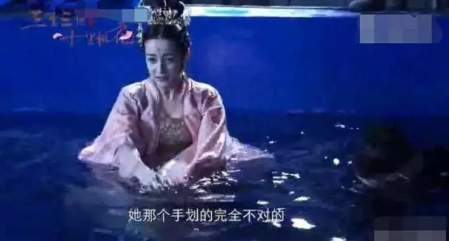 拍古裝落水戲的女星,趙麗穎表情銷魂,劉亦菲美如仙女差點被沖走