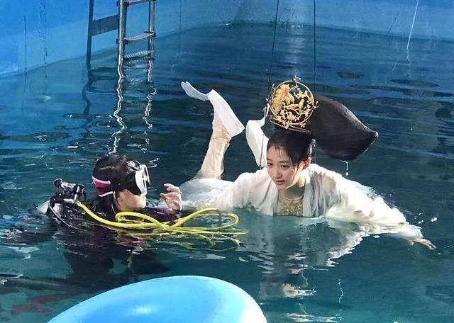 拍古裝落水戲的女星,趙麗穎表情銷魂,劉亦菲美如仙女差點被沖走