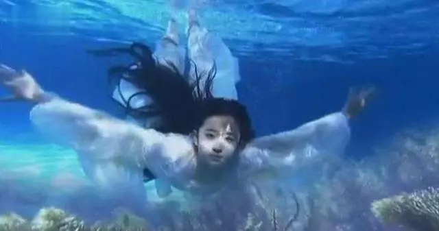 拍古裝落水戲的女星,趙麗穎表情銷魂,劉亦菲美如仙女差點被沖走
