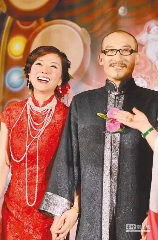 小潘潘結婚5年首度抱怨:「不是人幹的」!當年「風光嫁進豪門」的她,誰也沒想到竟顏面神經失調「像漸凍人」!