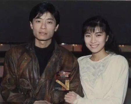 她貌美如花,師從劉文正,騙走王傑的車子房子,如今遭老公劈腿拋棄過著這樣的生活!