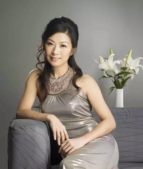 她貌美如花,師從劉文正,騙走王傑的車子房子,如今遭老公劈腿拋棄過著這樣的生活!
