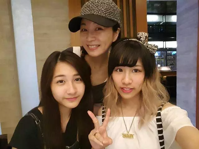 她貌美如花,師從劉文正,騙走王傑的車子房子,如今遭老公劈腿拋棄過著這樣的生活!