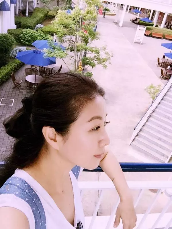 她貌美如花,師從劉文正,騙走王傑的車子房子,如今遭老公劈腿拋棄過著這樣的生活!