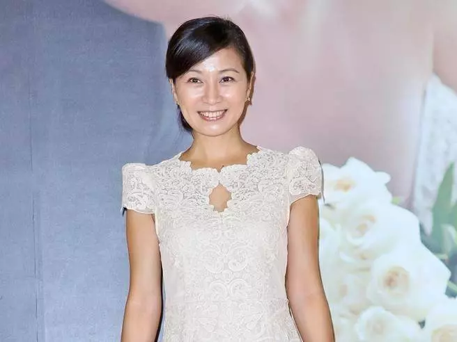 她貌美如花,師從劉文正,騙走王傑的車子房子,如今遭老公劈腿拋棄過著這樣的生活!