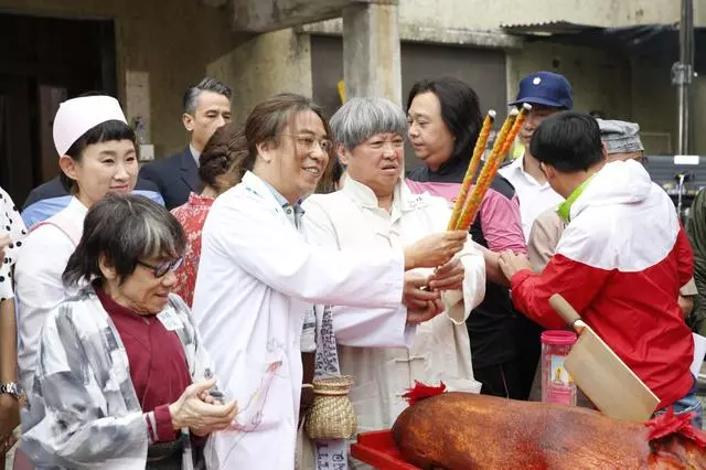 66歲洪金寶重演經典角色,不過拖著他的已經不是成龍 ,網友:不愧是大哥