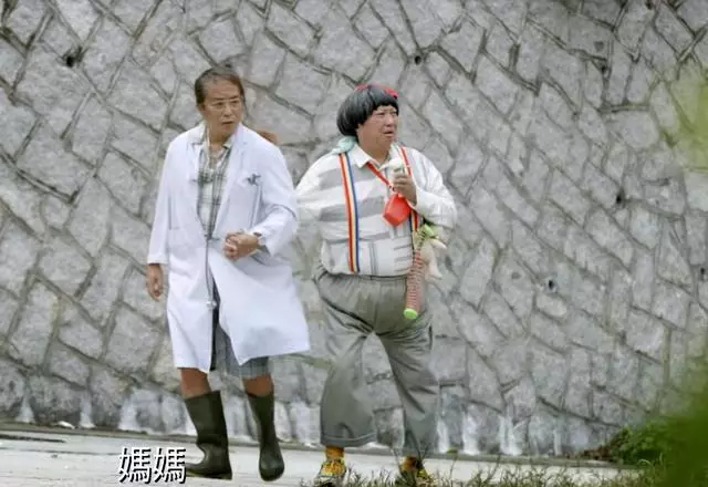 66歲洪金寶重演經典角色,不過拖著他的已經不是成龍 ,網友:不愧是大哥