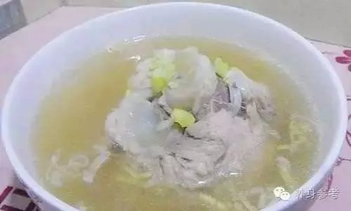 別再喝骨頭湯了!補鈣第一名竟是它,萬萬沒想到!年紀大骨質疏鬆,要多吃點補鈣哦!