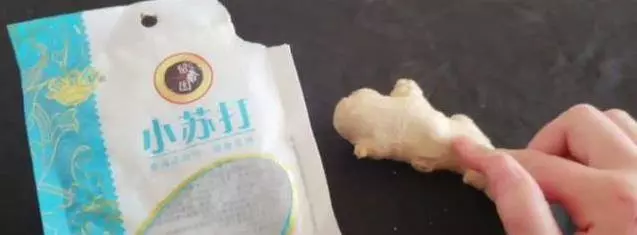 生薑放在小蘇打裡,解決了家家戶戶最大的困擾,看完趕緊試試吧