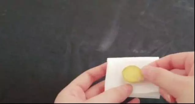 生薑放在小蘇打裡,解決了家家戶戶最大的困擾,看完趕緊試試吧