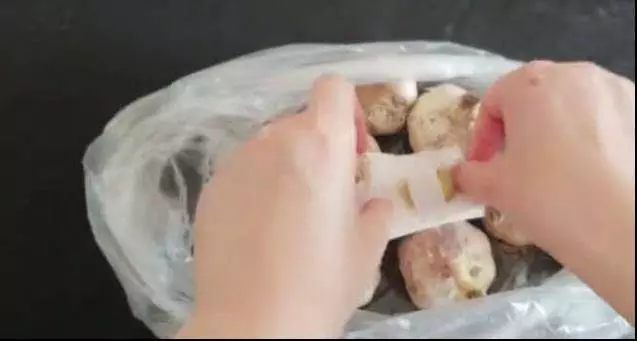 生薑放在小蘇打裡,解決了家家戶戶最大的困擾,看完趕緊試試吧