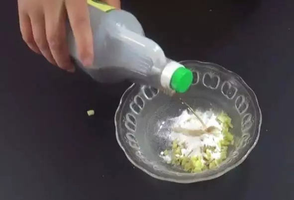 生薑放在小蘇打裡,解決了家家戶戶最大的困擾,看完趕緊試試吧